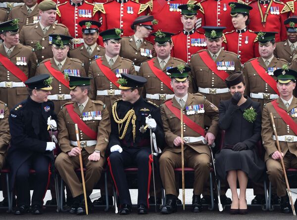 英国のケンブリッジ公爵夫人キャサリンさんがアイルランド親衛隊にクローバーのブーケを贈呈 - Sputnik 日本