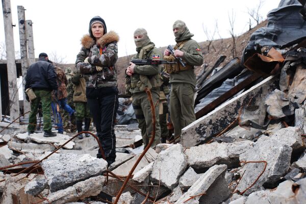 ドネツク砲撃で破壊された建物の近くにいるドネツク人民共和国の義勇兵たち - Sputnik 日本