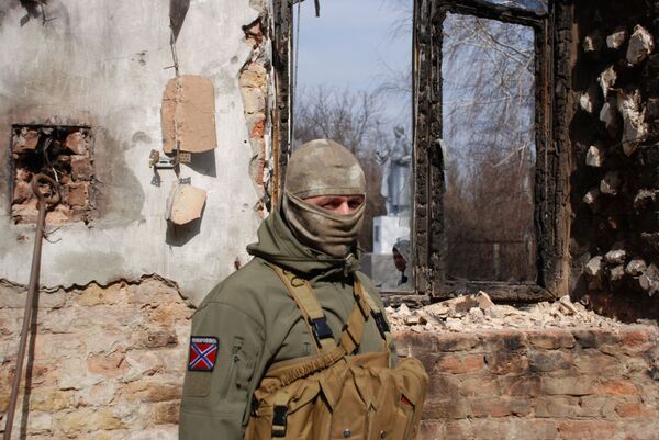 ドネツク砲撃で破壊された建物の近くにいるドネツク人民共和国の義勇兵 - Sputnik 日本