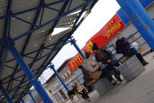 ドネツクのバス停にいる地元の住民たち - Sputnik 日本