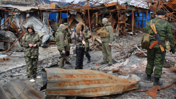 ドネツク人民共和国の義勇兵たち　砲撃で破壊された市場で - Sputnik 日本