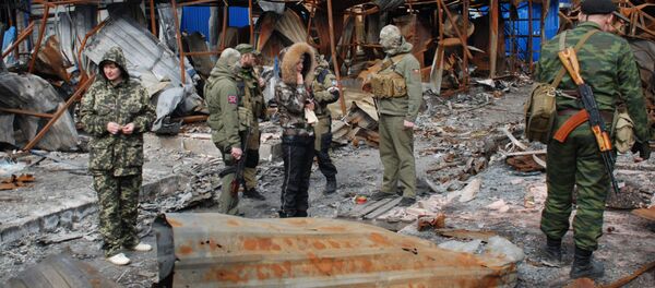 ドネツク人民共和国の義勇兵たち 砲撃で破壊された市場で ドネツク人民共和国の義勇兵たち 砲撃で破壊された市場で - Sputnik 日本