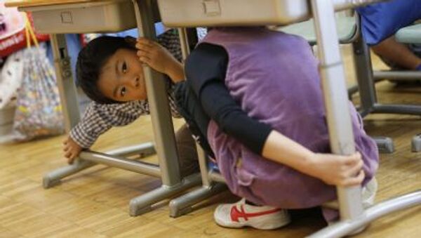 学校の防災訓練で机の下に避難する子供たち東京、という言葉は必要ですか？ - Sputnik 日本