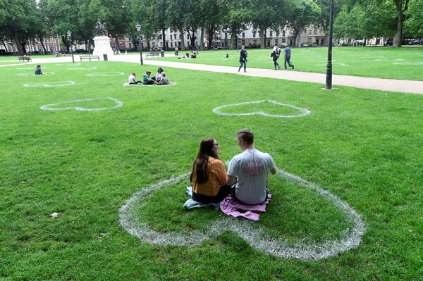 クイーンズスクエアの芝生に、社会的距離を保つために描かれたハート（英イングランド、ブリストル） - Sputnik 日本