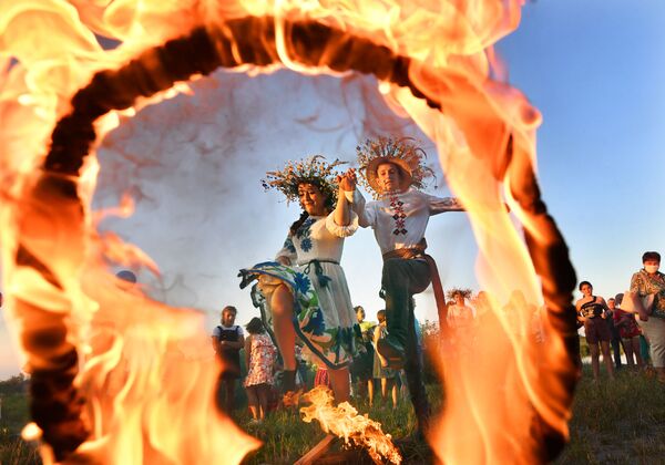 夏至祭り「イワン・クパーラ」でたき火を飛び越える女性（ベラルーシ、トゥーラウ） - Sputnik 日本