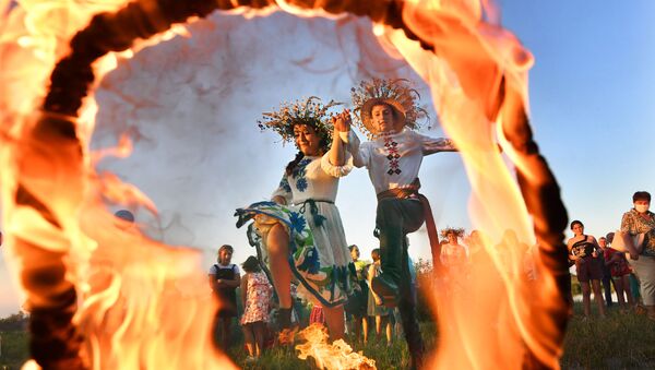 夏至祭り「イワン・クパーラ」で炎を飛び越える女性（ベラルーシ、トゥーラウ） - Sputnik 日本