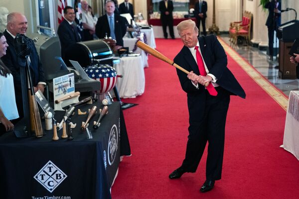 ホワイトハウスで開かれたイベントでバットを振るトランプ大統領（米国、ワシントン州） - Sputnik 日本