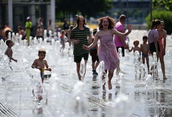 公園の噴水で水遊びをする市民ら（ロシア、モスクワ） - Sputnik 日本