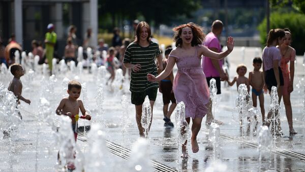 Девушки у фонтана в жаркий день в парке искусств Музеон в Москве - Sputnik 日本