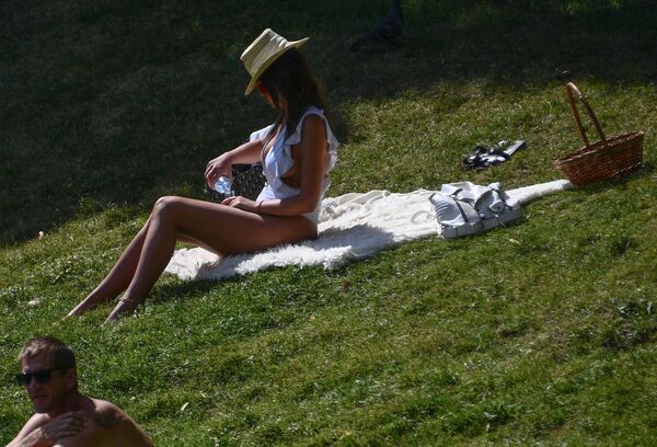 芝生で日光浴をする女性（ロシア、モスクワ） - Sputnik 日本