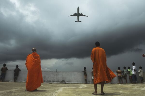 運航再開した旅客機を眺める僧侶と子どもたち（インド、コルカタ） - Sputnik 日本