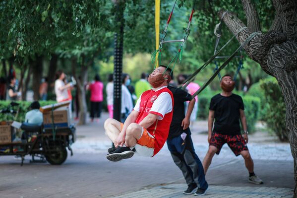 木にぶら下って運動をする男性（中国、遼寧省瀋陽市） - Sputnik 日本