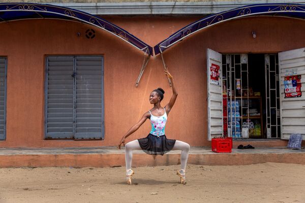通りでバレエのレッスンをする少女（ナイジェリア、ラゴス） - Sputnik 日本