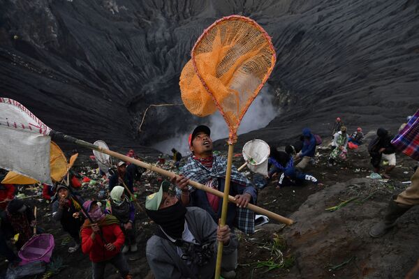 豊作を願う「カサダの祭り」で、ブロモ山の火口に投げ入れられたコインをとる村の住民（インドネシア、東ジャワ州プロボリンゴ） - Sputnik 日本