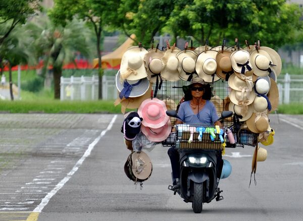自転車に乗って帽子を販売する男性（台湾、台北市） - Sputnik 日本