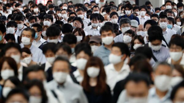Люди в защитных масках на железнодорожной станции в Токио - Sputnik 日本