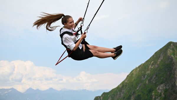 山岳リゾート地区「クラースナヤポリャーナ」にある空中ブランコに乗る女性 - Sputnik 日本