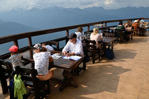 山岳リゾート地区「クラースナヤポリャーナ」の標高2375メートルにあるレストラン - Sputnik 日本