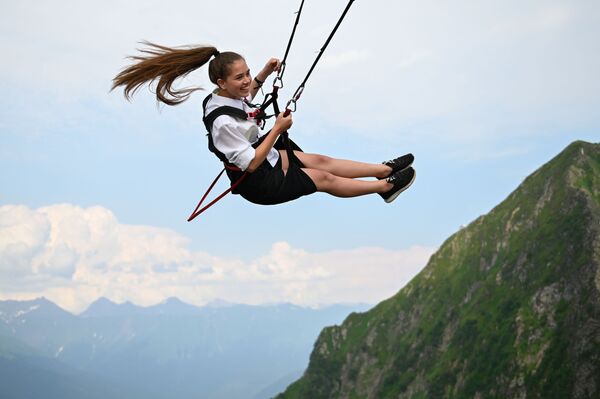 山岳リゾート地区「クラースナヤポリャーナ」にある空中ブランコに乗る女性 - Sputnik 日本