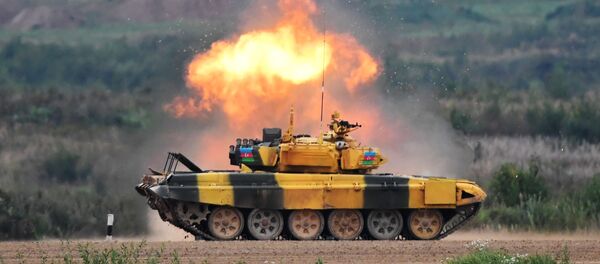 Танк Т-72Б3 команды армии Азербайджана на дистанции финальной эстафеты первого дивизиона конкурса Танковый биатлон - Sputnik 日本