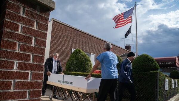 Гроб с телом умершего от коронавируса  вывозят из похоронного бюро в Нью-Йорке, США - Sputnik 日本