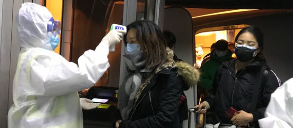 Медицинские работники в защитных костюмах проверяют температуру тела пассажиров, прибывающих из города Ухань в аэропорту Пекина, Китай Медицинские работники в защитных костюмах проверяют температуру тела пассажиров, прибывающих из города Ухань в аэропорту Пекина, Китай - Sputnik 日本