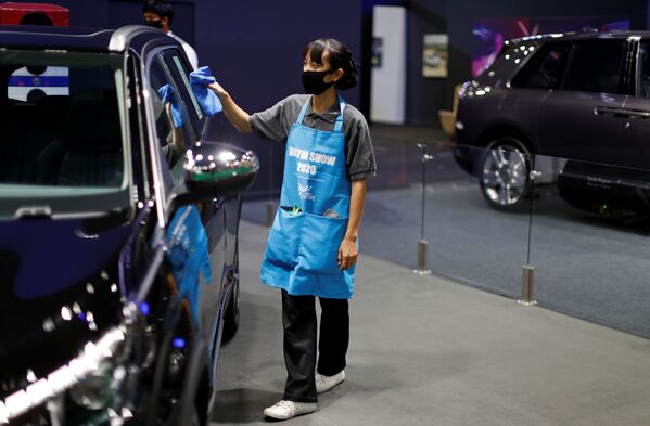 7月14日、バンコク国際モーターショーで自動車の清掃を行うスタッフ - Sputnik 日本