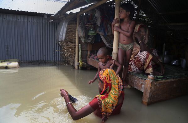 インド北東部、アッサム州の浸水被害に見舞われた村の住民（2020年7月14日） - Sputnik 日本