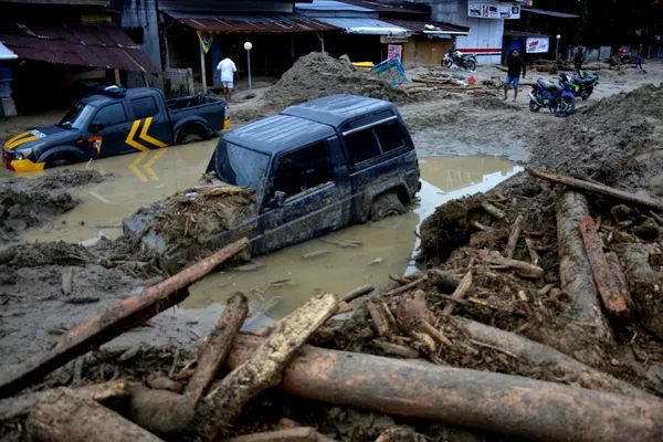 インドネシア、南スラウェシ州北ルウ県で発生した鉄砲水によって水没した車(2020年7月15日) インドネシア、南スラウェシ州北ルウ県で発生した鉄砲水によって水没した車(2020年7月15日) - Sputnik 日本