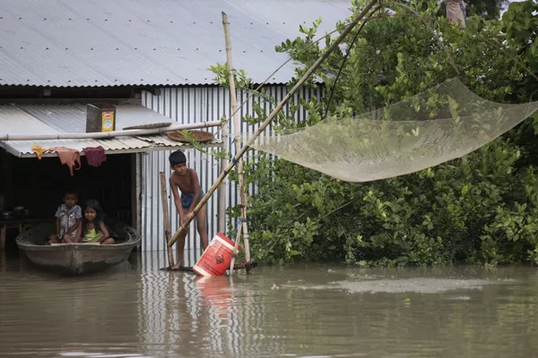 インド北東部、アッサム州の水没した家の近くでボートに乗る子供たち(2020年7月14日) インド北東部、アッサム州の水没した家の近くでボートに乗る子供たち(2020年7月14日) - Sputnik 日本