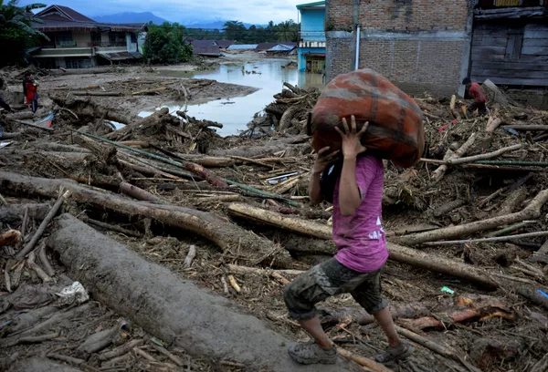 インドネシア、南スラウェシ州北ルウ県で、冠水した道路を歩く男性(2020年7月15日) インドネシア、南スラウェシ州北ルウ県で、冠水した道路を歩く男性(2020年7月15日) - Sputnik 日本