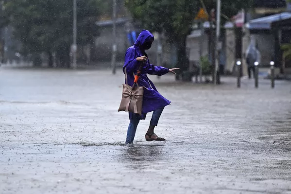 インド、ムンバイの浸水した通りを歩く女性(2020年7月15日) インド、ムンバイの浸水した通りを歩く女性(2020年7月15日) - Sputnik 日本
