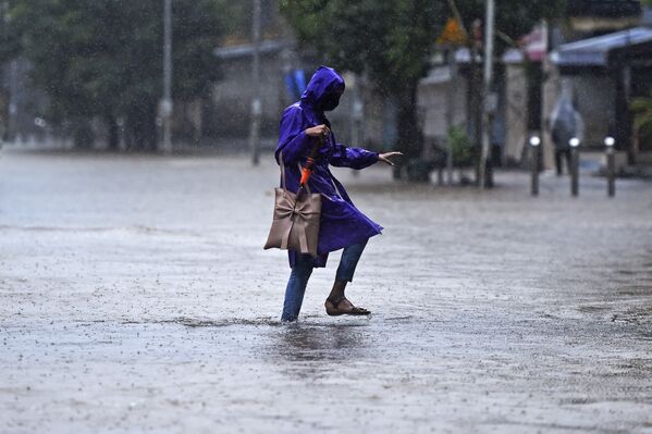 インド、ムンバイの浸水した通りを歩く女性（2020年7月15日） - Sputnik 日本