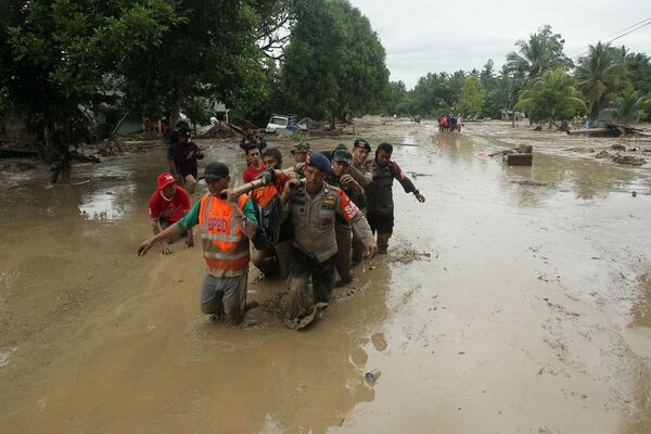 インドネシア、南スラウェシ州北ルウ県で救助活動を行う救助チーム（2020年7月14日） - Sputnik 日本