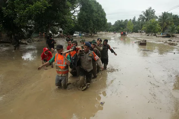 インドネシア、南スラウェシ州北ルウ県で救助活動を行う救助チーム(2020年7月14日) インドネシア、南スラウェシ州北ルウ県で救助活動を行う救助チーム(2020年7月14日) - Sputnik 日本