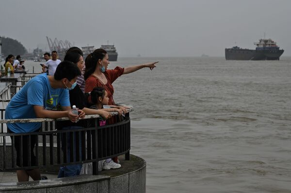 中国江西省九江市で増水した長江を眺める地元住民ら（2020年7月15日） - Sputnik 日本