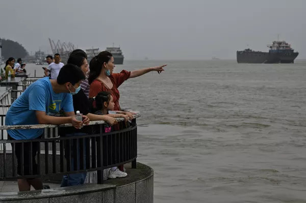 中国江西省九江市で増水した長江を眺める地元住民ら(2020年7月15日) 中国江西省九江市で増水した長江を眺める地元住民ら(2020年7月15日) - Sputnik 日本