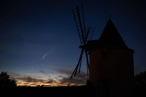 7月15日、フランス上空で観測されたネオワイズ彗星（C/2020 F3） - Sputnik 日本
