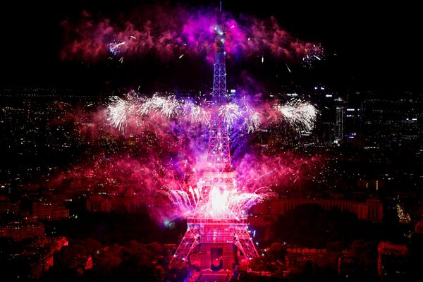 7月14日、フランス、パリのエッフェル塔で「バスティーユデー」を祝して打ち上がった花火 - Sputnik 日本