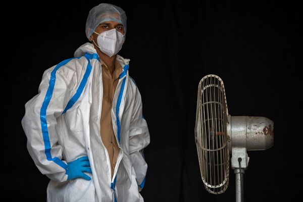 7月10日、インドのニューデリーで防護服を着たまま休憩をとる医療従事者 - Sputnik 日本