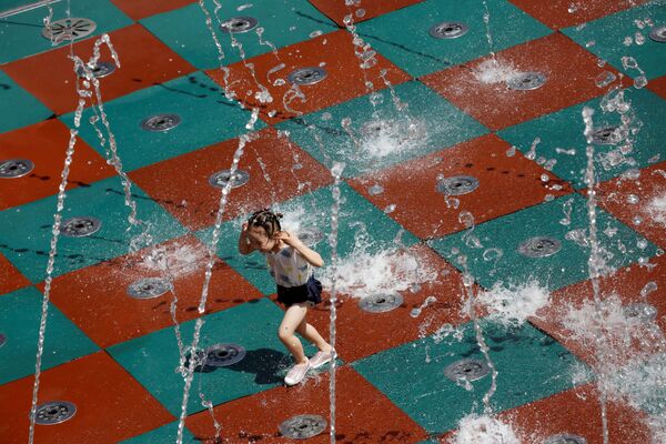 7月14日、中国北京のショッピングモールで水遊びをする少女 - Sputnik 日本