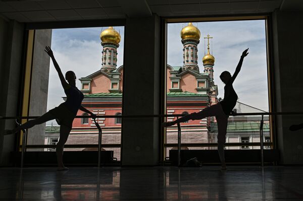 ロシアのモスクワで、クレムリン宮殿内の劇場でリハーサルをするバレリーナ - Sputnik 日本