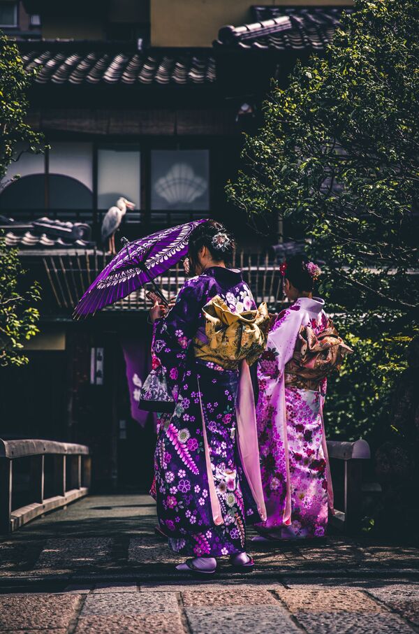 日本の京都府で着物を着て街を歩く女性 - Sputnik 日本