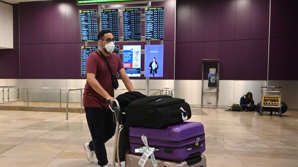 Пассажир в медицинской маске и с чемоданами в международном аэропорту Барахас в Мадриде - Sputnik 日本