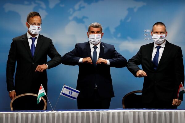 2020年7月20日、イスラエルのエルサレムで行われた会議で肘を合わせて挨拶するハンガリーのシーヤールトー外務貿易大臣（左）、イスラエルのアシュケナージ外務大臣（中央）、イスラエルのシャイ科学技術大臣（右） - Sputnik 日本