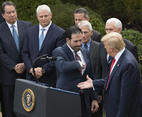 2020年3月13日、ホワイトハウスのローズガーデンで行われた記者会見で、肘を合わせて挨拶する米国のトランプ大統領とLHCグループのブルース・グリーンスタイン副社長 - Sputnik 日本