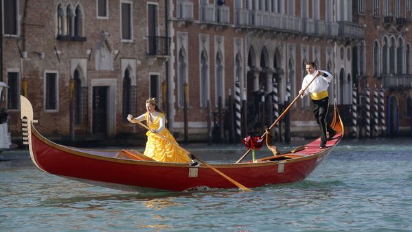 Гондола во время Венецианского карнавала в Венеции, Италия - Sputnik 日本