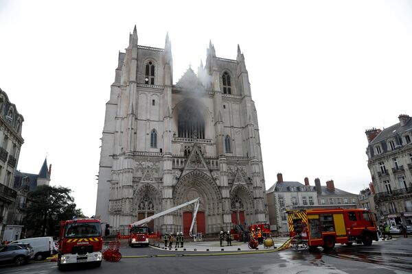 7月18日、フランス西部ナントのサンピエール・サンポール大聖堂で発生した火災 - Sputnik 日本
