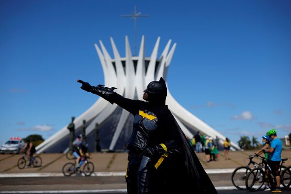 7月19日、ブラジルの首都ブラジリアで行われたボルソナロ大統領の支持者らによる抗議デモで、「バットマン」に扮するデモ参加者 - Sputnik 日本