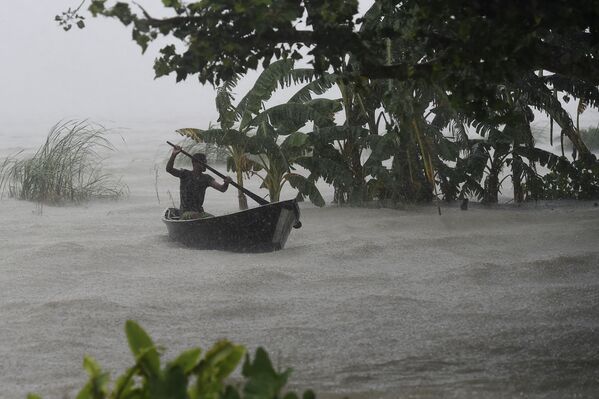 7月19日、バングラデシュの首都ダッカで起きた洪水の中、ボートを漕ぐ男性 - Sputnik 日本
